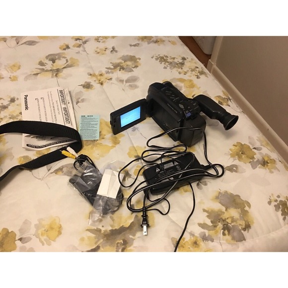 Panasonic Palmcorder PalmSight Camcorder PV-L657D with Manual‎ in Case